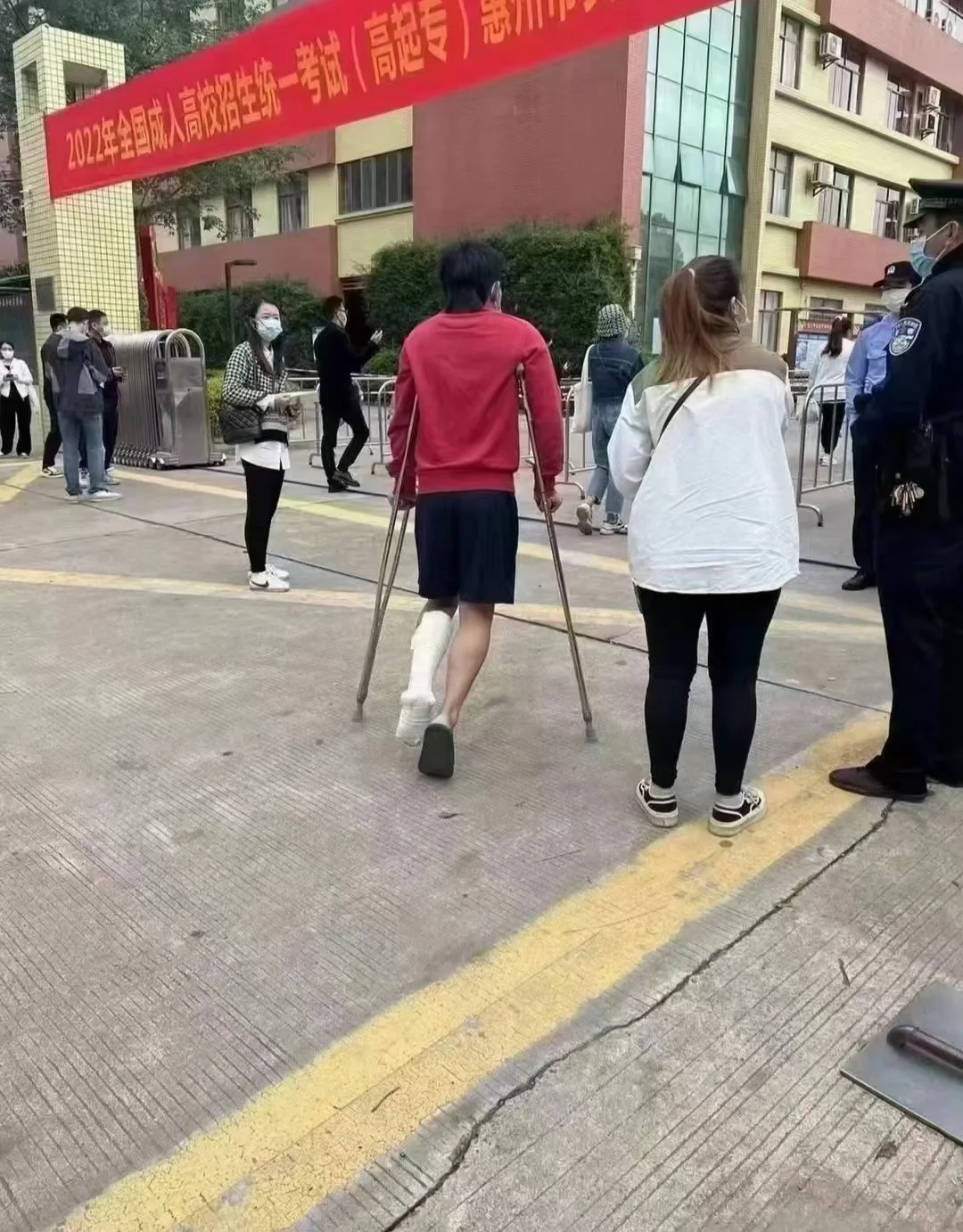包含荷兰弗鲁默尤脚部受伤无法坚持场上的词条