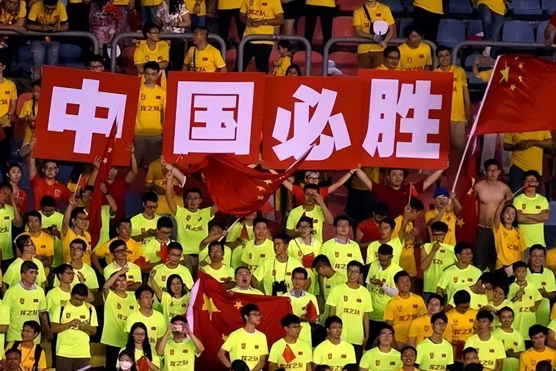 战斗在赛场上，球员们展现出顽强的斗志和团队精神